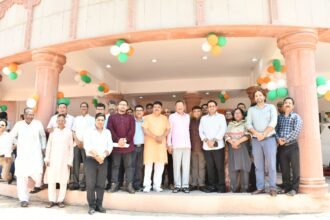 “Members of the Uttarakhand community who came to the Uttaranchal Bhawan to take membership were welcomed by the Municipal Commissioner.” IMAGE CREDIT TO Municipal Commissioner