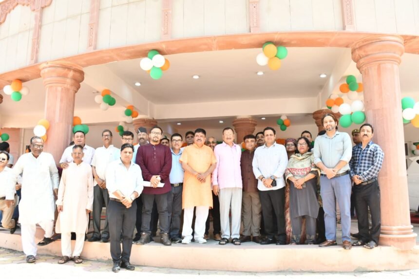 “Members of the Uttarakhand community who came to the Uttaranchal Bhawan to take membership were welcomed by the Municipal Commissioner.” IMAGE CREDIT TO Municipal Commissioner