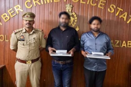 “Under the guise of a public service center, they were making fake Aadhaar cards; the cyber cell arrested two accused.” IMAGE CREDIT TO पुलिस