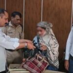 Bag containing jewelry and cash worth five lakh rupees left in an e-rickshaw; police returned it, bringing relief and happiness. IMAGE CREDIT TO पुलिस