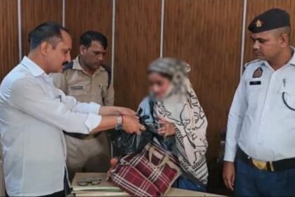 Bag containing jewelry and cash worth five lakh rupees left in an e-rickshaw; police returned it, bringing relief and happiness. IMAGE CREDIT TO पुलिस