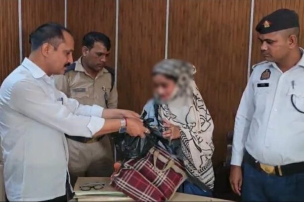 Bag containing jewelry and cash worth five lakh rupees left in an e-rickshaw; police returned it, bringing relief and happiness. IMAGE CREDIT TO पुलिस