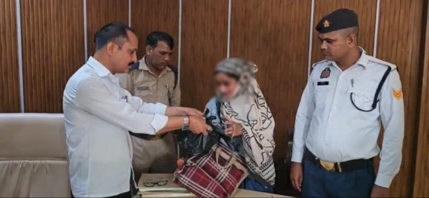 Bag containing jewelry and cash worth five lakh rupees left in an e-rickshaw; police returned it, bringing relief and happiness. IMAGE CREDIT TO पुलिस