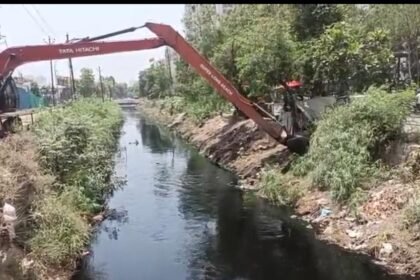 Before the monsoon, the Municipal Corporation has started cleaning the drains (nalas). IMAGE CREDIT TO नगर निगम
