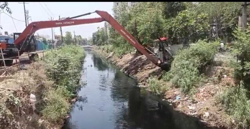 Before the monsoon, the Municipal Corporation has started cleaning the drains (nalas). IMAGE CREDIT TO नगर निगम