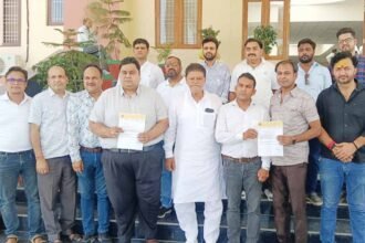 The Jewelers Association submitted a memorandum to the District Magistrate, raising concerns about the problems faced by traders and artisans. IMAGE CREDIT TO रिपोर्टर