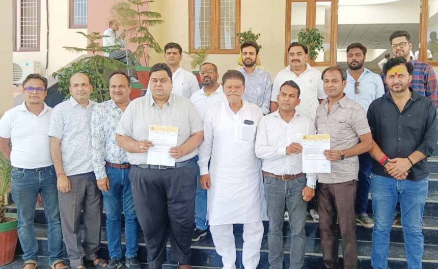 The Jewelers Association submitted a memorandum to the District Magistrate, raising concerns about the problems faced by traders and artisans. IMAGE CREDIT TO रिपोर्टर