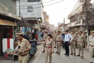 Under the “Do Gaj Peeche” campaign, the police removed encroachments and also made people aware about keeping a safe distance. IMAGE CREDIT TO POLICE
