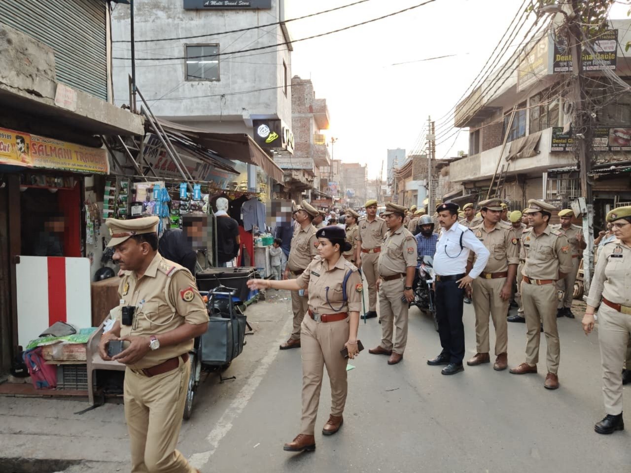 Under the “Do Gaj Peeche” campaign, the police removed encroachments and also made people aware about keeping a safe distance. IMAGE CREDIT TO POLICE