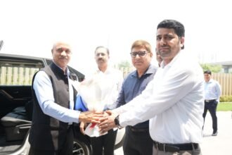 The Greater Noida Authority Employees Association welcomed the Authority Chairman Deepak Singh by presenting him a bouquet. IMAGE CREDIT TO प्राधिकरण