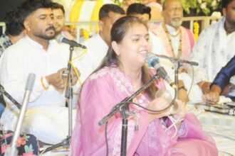 Devotional wave flows in ‘Kishori Mohe Apno Ki Lejo’ sankirtan; devotees sway in devotion IMAGE CREDIT TO रिपोर्टर