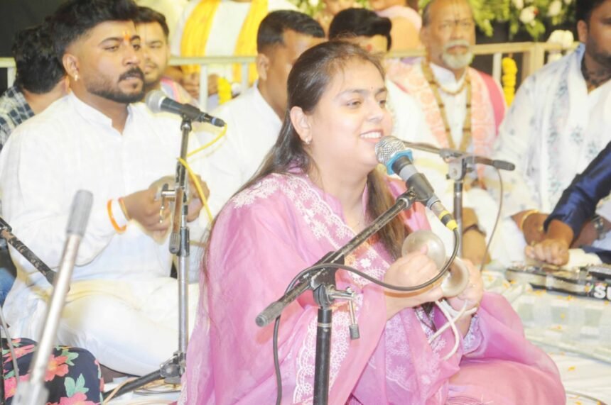 Devotional wave flows in ‘Kishori Mohe Apno Ki Lejo’ sankirtan; devotees sway in devotion IMAGE CREDIT TO रिपोर्टर