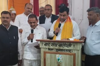 The newly elected executive committee of the Khatauli Tehsil Bar Association took the oath. IMAGE CREDIT TO REPORTER