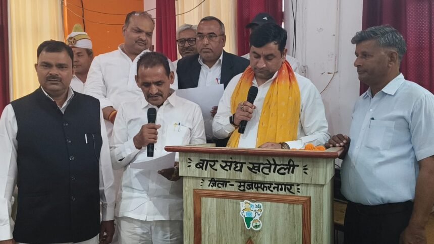 The newly elected executive committee of the Khatauli Tehsil Bar Association took the oath. IMAGE CREDIT TO REPORTER