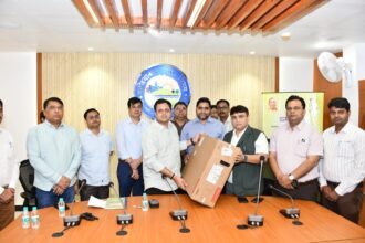 The Municipal Commissioner distributed computers to all departments of the Municipal Corporation. IMAGE CREDIT TO नगर निगम