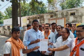 Shiv Sena has submitted a memorandum to the Chief Minister demanding that the film “Raja Shivaji” be made tax-free. IMAGE CREDIT TO रिपोर्टर