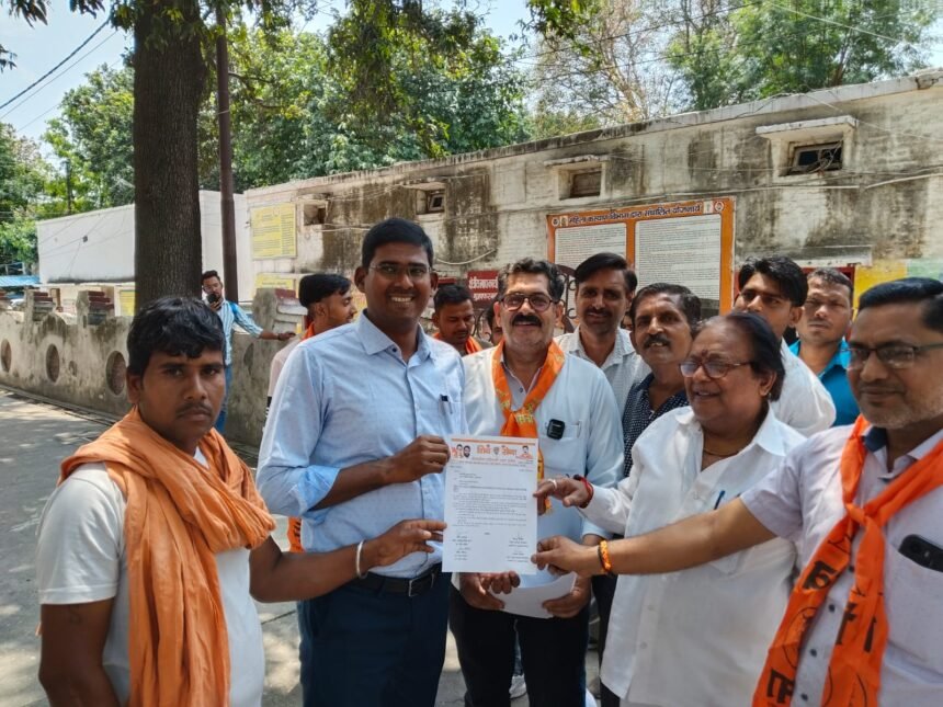 Shiv Sena has submitted a memorandum to the Chief Minister demanding that the film “Raja Shivaji” be made tax-free. IMAGE CREDIT TO रिपोर्टर