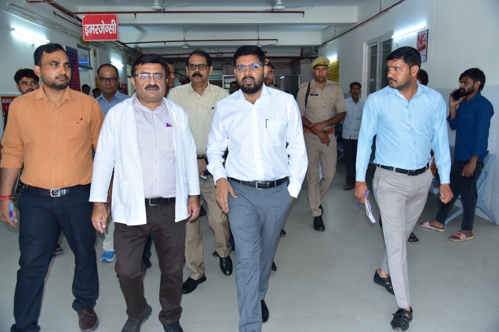 During a surprise inspection, the District Magistrate (DM) took a strict stance regarding the arrangements and facilities at the hospital. IMAGE CREDIT TO सूचना विभाग