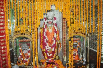 On “Bada Mangal,” a large crowd of devotees gathered at Hanuman Teela, and the atmosphere remained deeply immersed in devotion. IMAGE CREDIT TO REPORTER