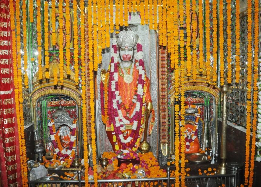 On “Bada Mangal,” a large crowd of devotees gathered at Hanuman Teela, and the atmosphere remained deeply immersed in devotion. IMAGE CREDIT TO REPORTER