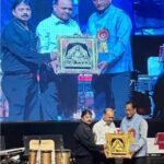 A musical evening filled with sweet devotional songs was held, blending religion, service, and music, and social workers were also honored during the event. IMAGE CREDIT TO रिपोर्टर
