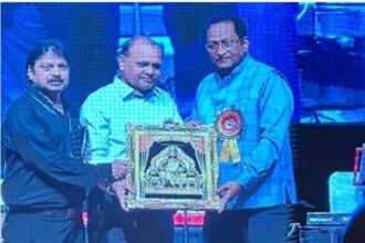 A musical evening filled with sweet devotional songs was held, blending religion, service, and music, and social workers were also honored during the event. IMAGE CREDIT TO रिपोर्टर