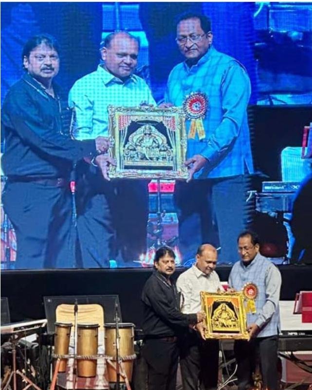 A musical evening filled with sweet devotional songs was held, blending religion, service, and music, and social workers were also honored during the event. IMAGE CREDIT TO रिपोर्टर