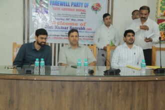 The outgoing Chief Development Officer (CDO) Abhinav Gopal was given a farewell, and Kumar Saurabh took charge as the new CDO of Ghaziabad. IMAGE CREDIT TO सूचना विभाग