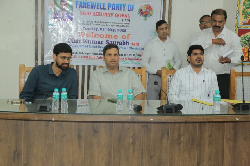 The outgoing Chief Development Officer (CDO) Abhinav Gopal was given a farewell, and Kumar Saurabh took charge as the new CDO of Ghaziabad. IMAGE CREDIT TO सूचना विभाग