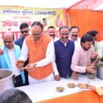 A large crowd of devotees gathered at the Press Club’s community feast (bhandara), spreading a message of social harmony. IMAGE CREDIT TO रिपोर्टर