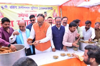 A large crowd of devotees gathered at the Press Club’s community feast (bhandara), spreading a message of social harmony. IMAGE CREDIT TO रिपोर्टर