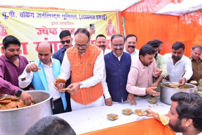 A large crowd of devotees gathered at the Press Club’s community feast (bhandara), spreading a message of social harmony. IMAGE CREDIT TO रिपोर्टर