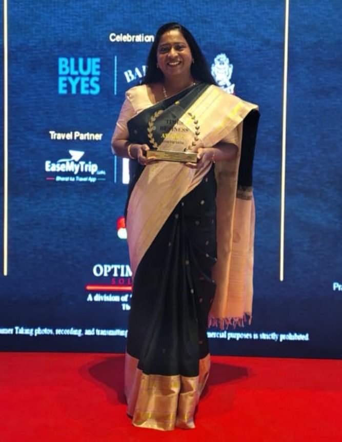Ramya Ramachandran received the Times Business Award for her outstanding contribution to community welfare, and she was honored by Urmila Matondkar. IMAGE CREDIT TO इंस्टीट्यूट