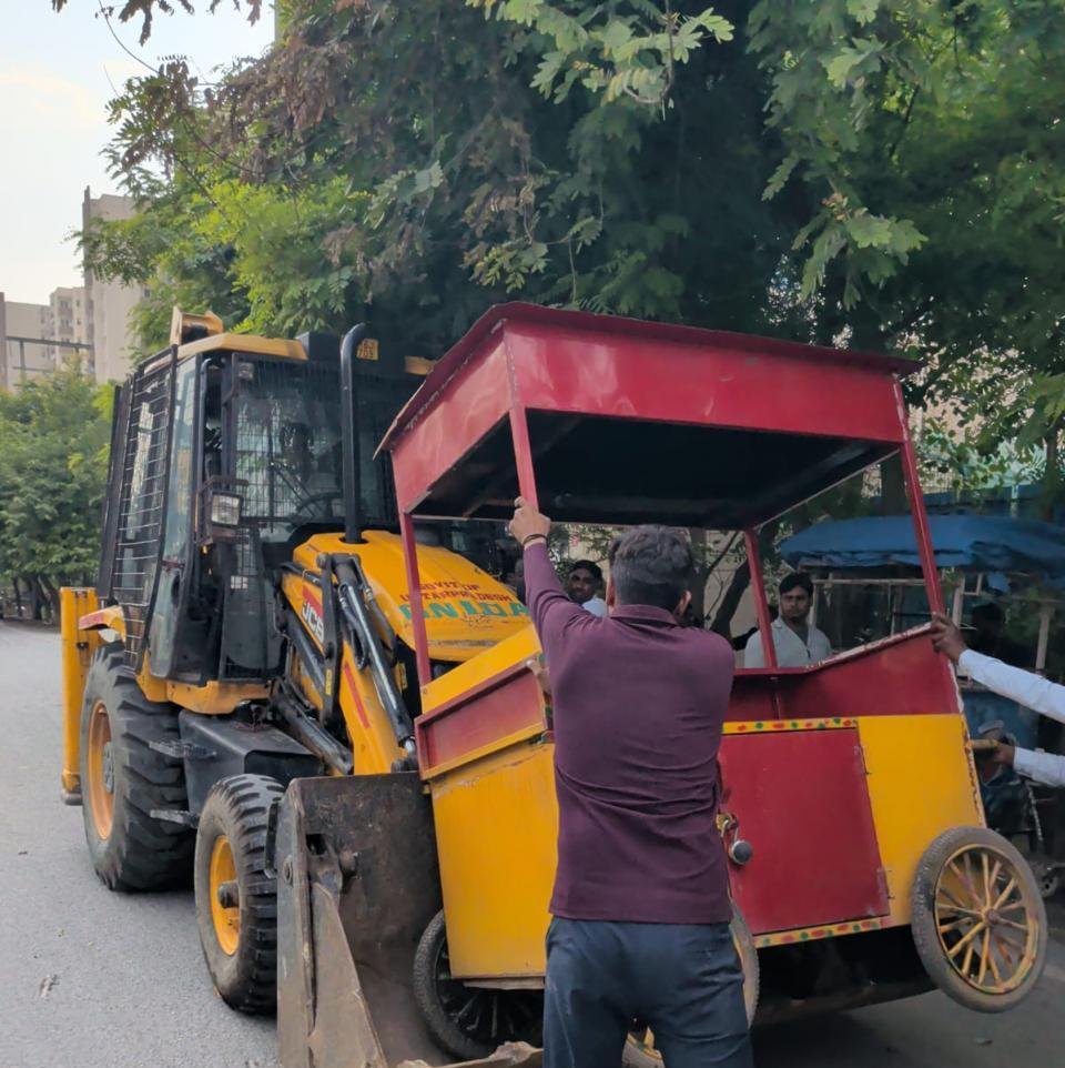 An anti-encroachment drive has been intensified in Greater Noida, where illegal kiosks and street carts were removed during the operation. IMAGE CREDIT TO AUTHORITY