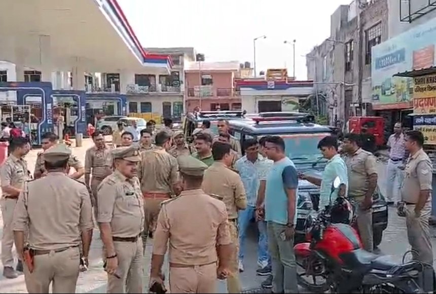 Cash van robbed at gunpoint in broad daylight in the Crossing area; police have begun an investigation. IMAGE CREDIT TO पुलिस