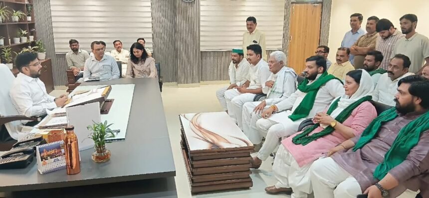 Damage to crops due to rain and hailstorm; a delegation of the Bharatiya Kisan Union (BKU) met the District Magistrate (DM) and demanded compensation. IMAGE CREDIT TO सूचना विभाग