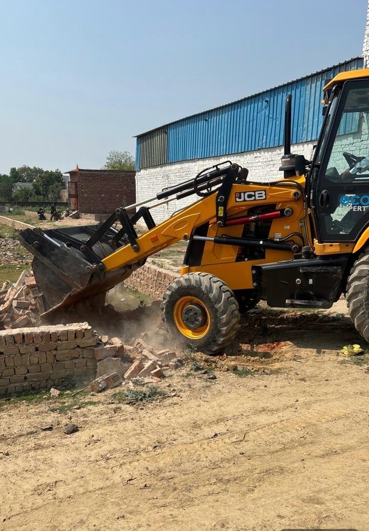 GDA takes major action: Bulldozers were used against illegal colonies in Loni, and five warehouses built without approved maps were sealed. IMAGE CREDIT TO प्राधिकरण