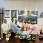 Traders welcomed the newly appointed District Magistrate, saying development will get a new direction. IMAGE CREDIT TO रिपोर्टर