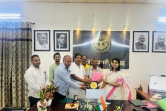 Traders welcomed the newly appointed District Magistrate, saying development will get a new direction. IMAGE CREDIT TO रिपोर्टर