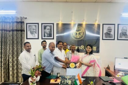 Traders welcomed the newly appointed District Magistrate, saying development will get a new direction. IMAGE CREDIT TO रिपोर्टर