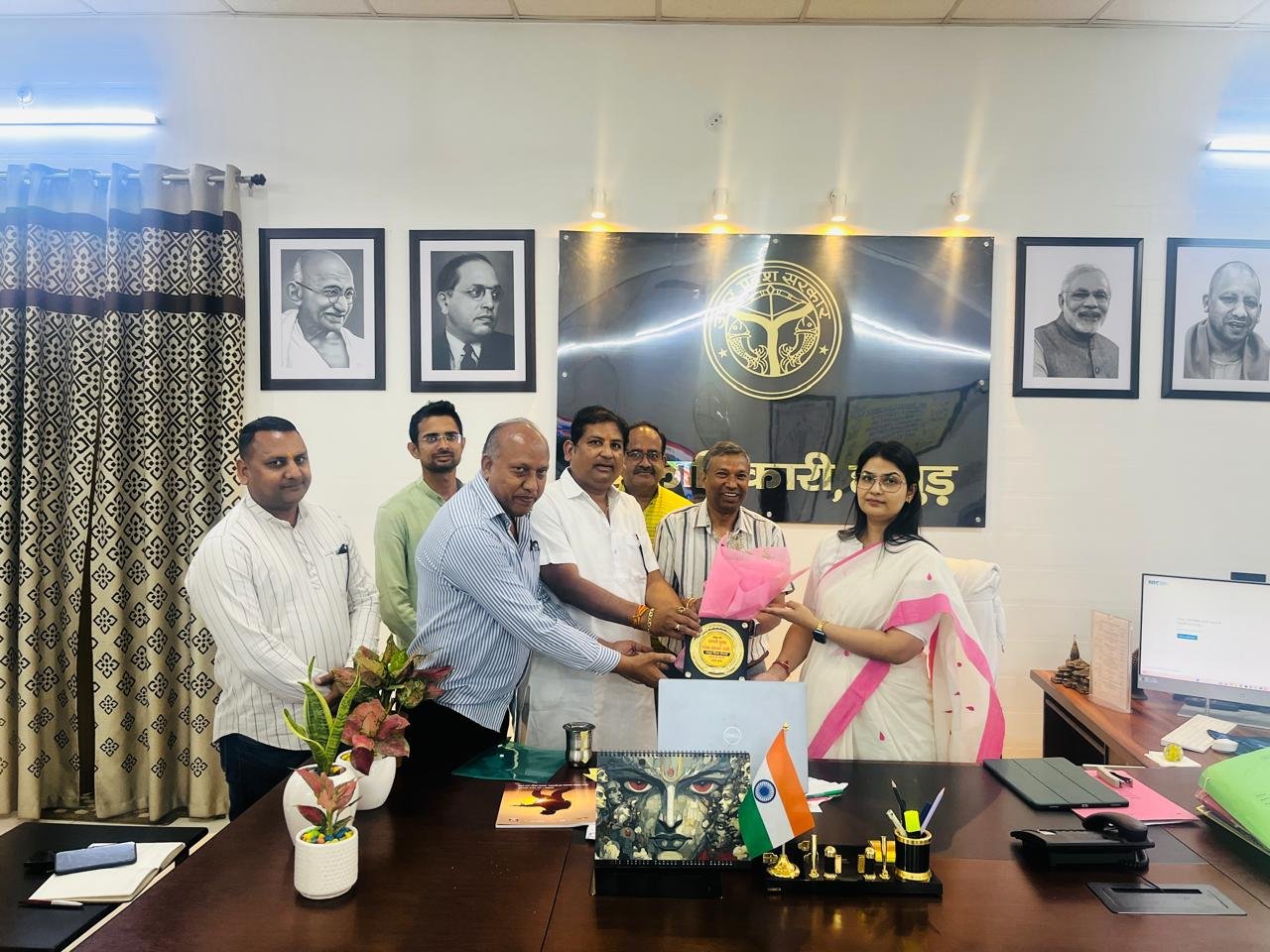 Traders welcomed the newly appointed District Magistrate, saying development will get a new direction. IMAGE CREDIT TO रिपोर्टर