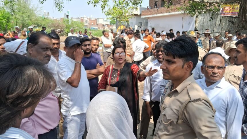 The Municipal Corporation’s anti-encroachment drive is continuing. In Nandgram, land worth ₹11 crore has been freed from the clutches of land mafias. IMAGE CREDIT TO नगर निगम