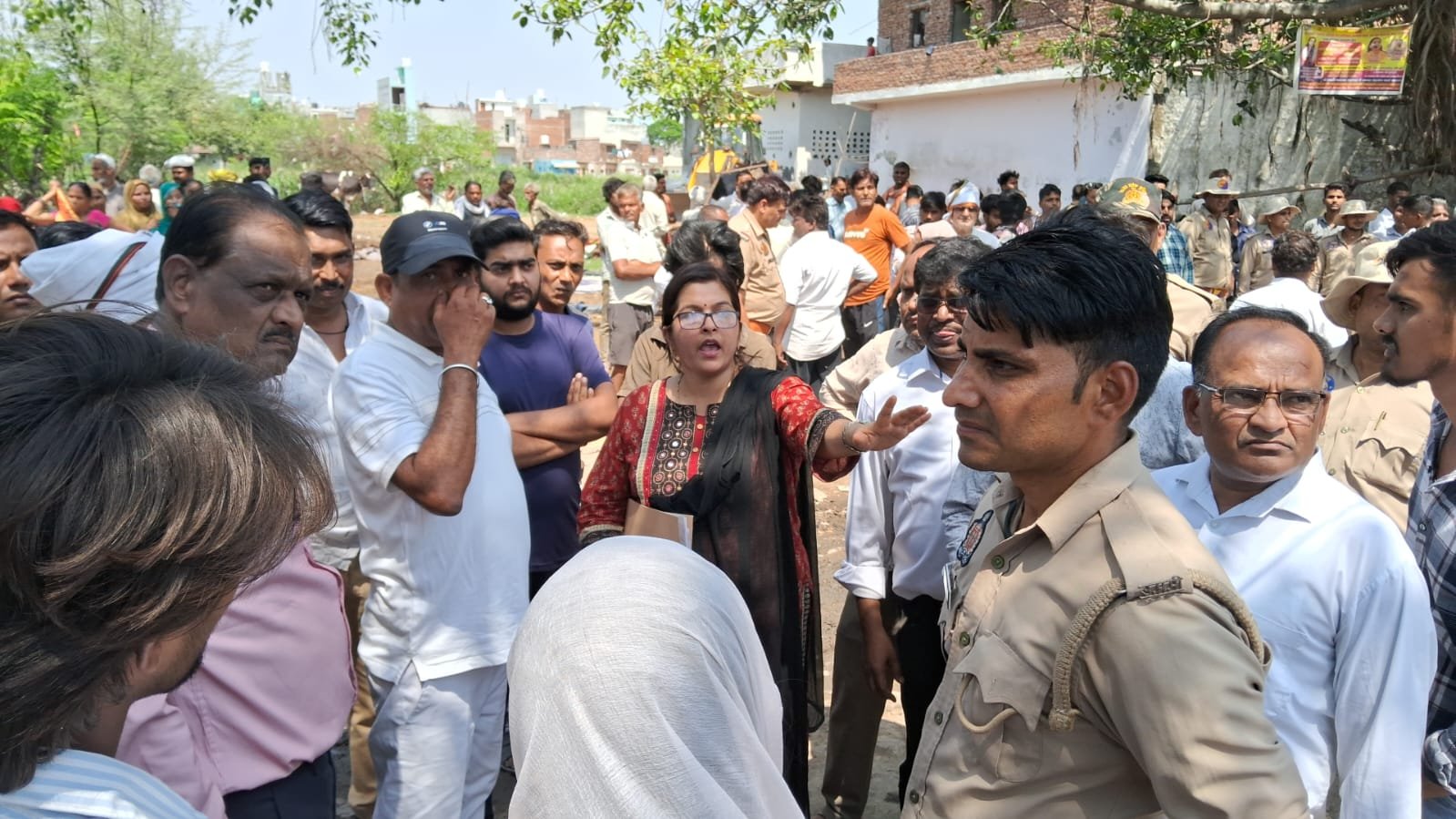 The Municipal Corporation’s anti-encroachment drive is continuing. In Nandgram, land worth ₹11 crore has been freed from the clutches of land mafias. IMAGE CREDIT TO नगर निगम