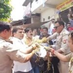SP workers protest after demolition of a Samajwadi Party leader’s mansion; attempt to burn Chief Minister’s effigy fails. IMAGE CREDIT TO रिपोर्टर