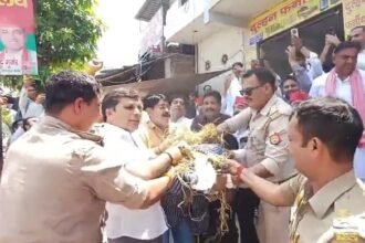 SP workers protest after demolition of a Samajwadi Party leader’s mansion; attempt to burn Chief Minister’s effigy fails. IMAGE CREDIT TO रिपोर्टर
