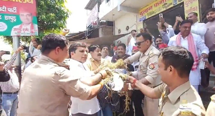 SP workers protest after demolition of a Samajwadi Party leader’s mansion; attempt to burn Chief Minister’s effigy fails. IMAGE CREDIT TO रिपोर्टर
