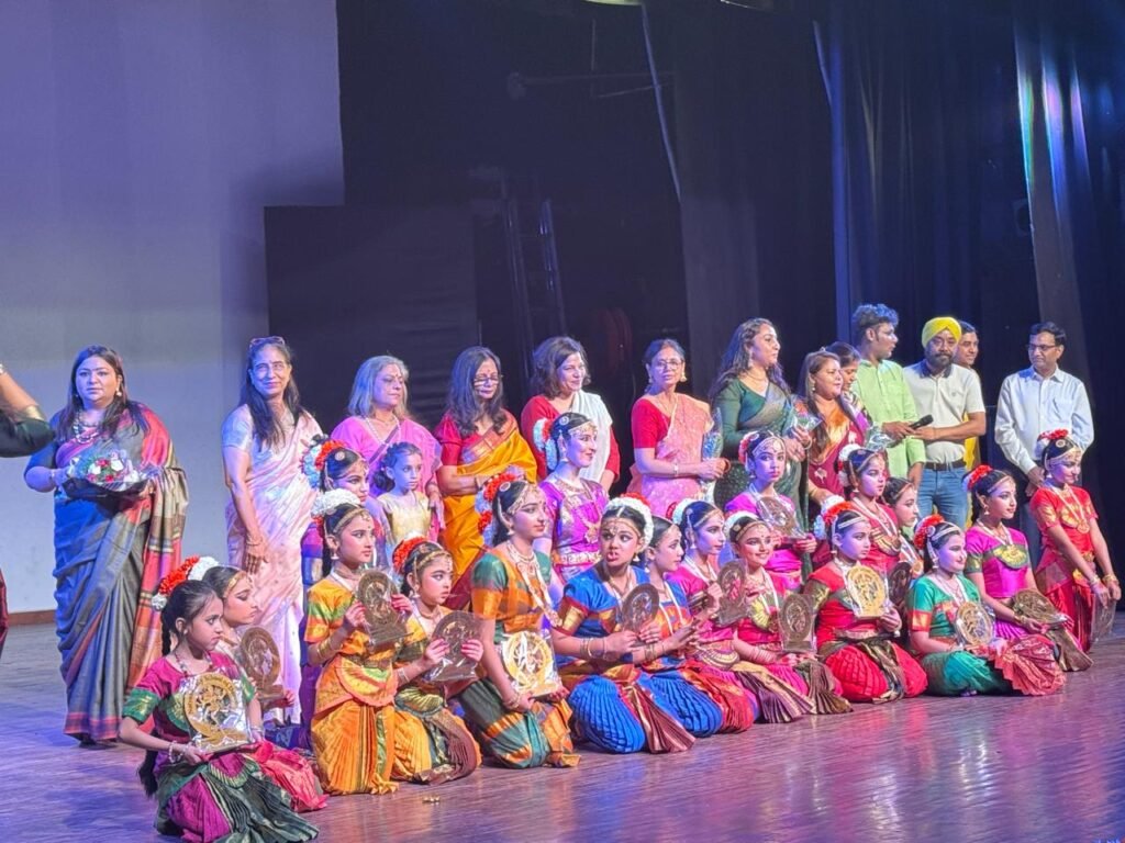 नृत्य उपासना में भारतीय शास्त्रीय नृत्य की अद्भुत छटा बिखरी, अब्दुल खालिद और शिष्यों ने किया मंत्रमुग्ध 2 WhatsApp Image 2026 05 16 at 9.40.21 PM