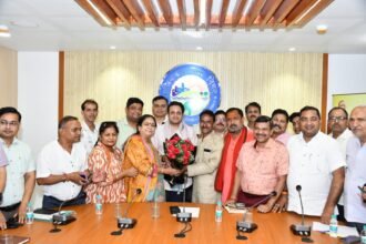 “The Municipal Commissioner held a meeting with members of the Purbiya community regarding the operation of the Purvanchal Bhavan.” IMAGE CREDIT TO नगर निगम