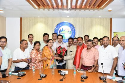 “The Municipal Commissioner held a meeting with members of the Purbiya community regarding the operation of the Purvanchal Bhavan.” IMAGE CREDIT TO नगर निगम