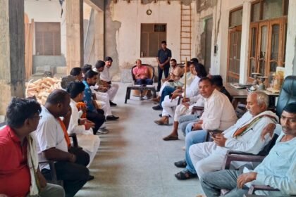 During the “Janata Darshan,” former cabinet minister Suresh Rana listened to public grievances. IMAGE CREDIT TO रिपोर्टर